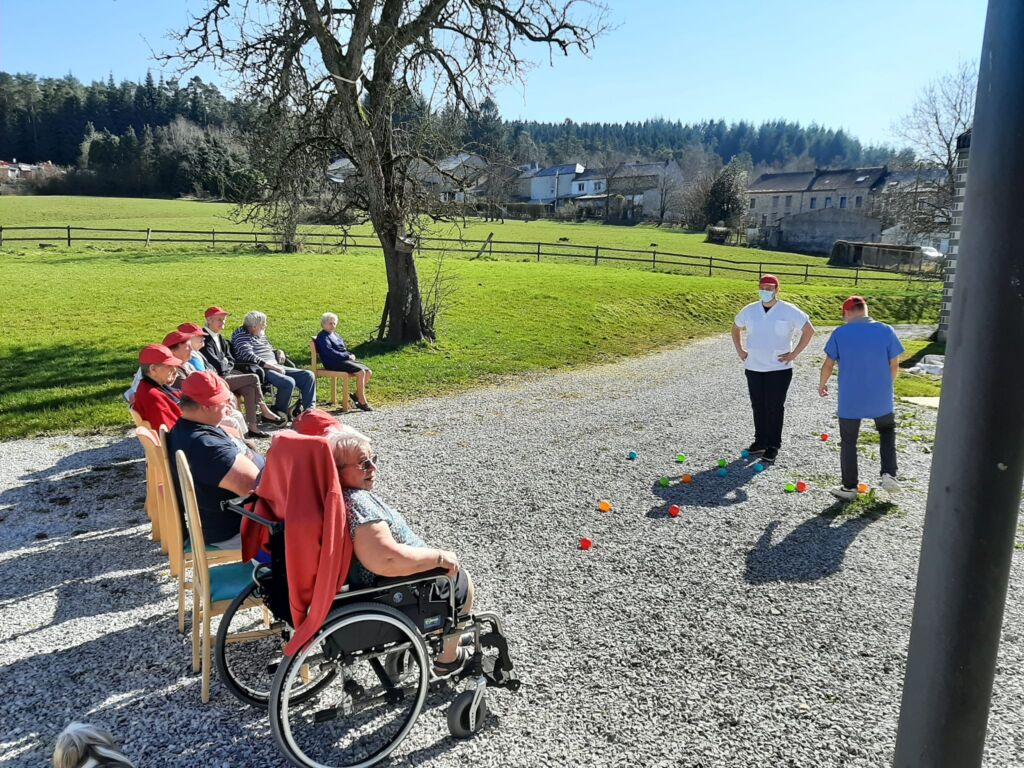 Pétanque extérieure avec les résidences de la maison de repos à Oignies