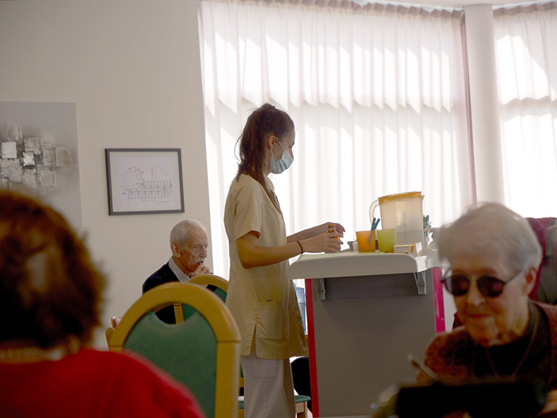 Infirmière distribuant les médicaments aux résidents de la maison de repos